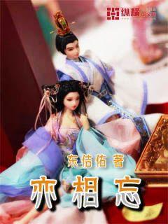 网红挑战“超辣”火鸡面，嘴巴都吃肿了，网友看后：差点信了！